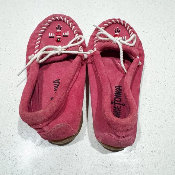 Minnetonka Kids' Thunderbird II moccasin in hot pink suede Size 1 - Picture 2 of 6